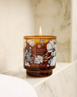 Collines Duftkerze Duftrichtung Baumwolle in braunem Glas mit brennender flamme auf badezimmer tisch