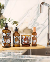 Alle vier einheiten handcreme flüssigseife duftkerze und raumspray in der duftrichtung baumwolle von collines nebeneinander aufgestellt