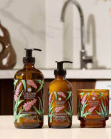 Trio aus Flüssigseife, Handcreme und Duftkerze Aloe Vera Blüte von Collines nebeneinander auf einem Tisch arrangiert