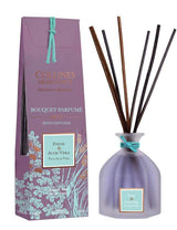 Collines de Provence Duftdiffuser Feige und Aloe Vera mit Glasflasche, Duftstäbchen und passender Produktverpackung auf hellem Hintergrund.