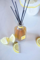 Collines de Provence Duftdiffuser Mandarine & Yuzu mit Duftstäbchen, dekoriert mit Zitronenspalten für ein frisches, zitrisches Ambiente.
