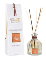 Collines de Provence Duftdiffuser Sandelholzblüte mit Duftstäbchen, Glasflakon und weißer Geschenkverpackung
