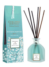 Collines de Provence Duftdiffuser Weißer Tee und Jasmin mit Glasflasche, Duftstäbchen und passender Produktverpackung auf hellem Hintergrund.