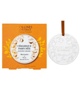 Collines de Provence Duftkeramik Mandarine & Yuzu mit Prägung, braunem Aufhängeband und orangefarbener Verpackung