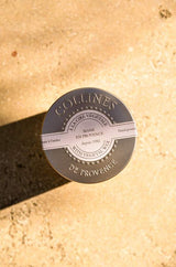 Detailaufnahme des Metalldeckels der Collines de Provence Duftkerze Kaschmirblüte mit geprägtem Logo und hochwertiger Verarbeitung.