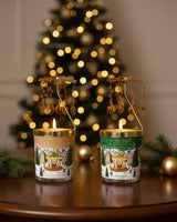 Collines de Provence brennende Weihnachts-Duftkerzen mit goldenem Karussell und Rentieren vor beleuchtetem Weihnachtsbaum