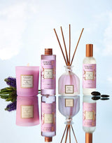Collines de Provence Duftkollektion Patchouli & Tonkabohne mit Duftkerze, Duftdiffuser, Raumspray und Nachfüllung in Rosatönen