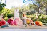 Collines de Provence Duftkollektion mit Duftdiffuser, Raumspray und Duftkerze in den Duftrichtungen Rose & Hibiskus, Mandarine & Yuzu sowie Moschus & Schwarze Beere in natürlicher Umgebung.
