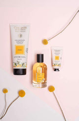 Collines de Provence Pflegeset Amber mit Duschgel, Eau de Toilette und Handcreme in dekorativer Arrangementaufnahme.