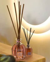 Collines de Provence Raumduft-Diffuser Rose & Hibiskus in zwei Größen mit Duftstäbchen auf einem Holztisch