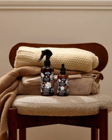 Duo aus Wäscheduft und Wäschespray Baumwolle von Collines nebeneinander auf einem Stuhl platziert