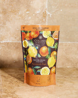 Refill flüssigseife zitrusfruechte von collines in einem braunen badezimmer stehend