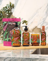 Fünf Artikel – Flüssigseife, Handcreme, Kerze, Raumspray und Refill Aloe Vera Blüte von Collines – nebeneinander auf einem Küchentisch platziert