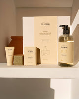 Geschenkset mit Flüssigseife, Handseife und Handcreme von Fer à Cheval in Geschenkverpackung, auf Vitrine mit Sonneneinfall