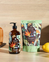 glas flüssifseife mit refill flüssigseife als duo auf tisch mit zitrone als deko