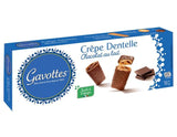 Gavottes Crêpe Dentelle mit Vollmilchschokolade in blau-weißer Verpackung mit schokoladenüberzogenen Waffelröllchen und Stücken Vollmilchschokolade.