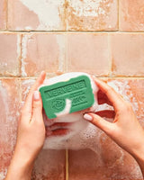 La Maison du Savon de Marseille Duftseife Verveine mit Sheabutter bei der Anwendung in den Händen