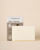 La Maison du Savon de Marseille Seife mit Eselsmilch neben der Originalverpackung.