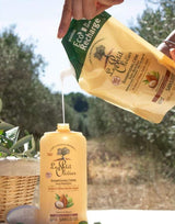 Le Petit Olivier Creme-Shampoo Nachfüllbeutel mit Olivenöl, Sheabutter und Arganöl beim Nachfüllen einer Shampooflasche