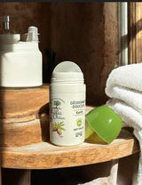 Le Petit Olivier Deodorant mit Sheabutter als Roll-on bei der Anwendung im Badezimmer.