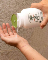 Le Petit Olivier Duschcreme Orangenblüte wird zur Anwendung in die Hand gegeben