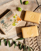 Le Petit Olivier feste Seifen Orangenblüte mit Verpackung und Olivenzweigen