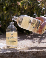 Le Petit Olivier hypoallergene Flüssigseife Nachfüllflasche beim Nachfüllen eines Seifenspenders.