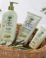 Le Petit Olivier feuchtigkeitsspendende Körpermilch, Körperpeeling und Handcreme mit Olivenöl im Lifestyle-Setting