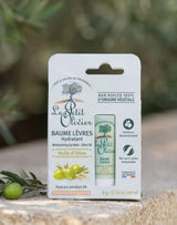 Le Petit Olivier feuchtigkeitsspendender Lippenbalsam mit Olivenöl in Kartonverpackung im Lifestyle-Setting