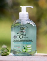 Le Petit Olivier Marseiller Flüssigseife mit Bio-Aloe Vera im Seifenspender in natürlicher Umgebung mit Aloe-Vera-Blättern.