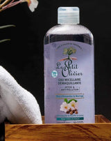 Le Petit Olivier Mizellenwasser mit Mandelblüte und Moringa auf Holztablett neben weißem Handtuch