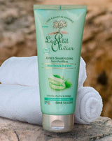 Le Petit Olivier Spülung für normales bis fettiges Haar mit Aloe Vera und grünem Tee auf gefaltetem Handtuch