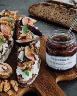 Serviervorschlag mit L'Épicurien Confit aus Feigen mit Walnüssen für Ziegenkäse auf geröstetem Brot mit Ziegenkäse, frischen Feigen, Walnüssen und Basilikum.