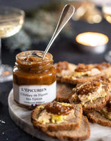 Geöffnetes Glas L'Épicurien Feigen-Chutney mit Gewürzen als Begleiter zu Pastete auf Brotscheiben.