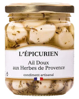 L'Épicurien milder Knoblauch mit Kräutern der Provence im Glas mit goldfarbenem Schraubdeckel und geschälten Knoblauchzehen in Kräutermarinade.
