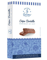 Maison Gavottes Crêpe Dentelle Vollmilchschokolade in weiß-blauer Verpackung mit zwei Schokoladenwaffelröllchen