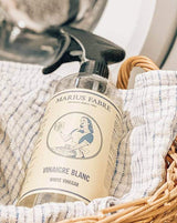 Marius Fabre Weißer Essig in Sprühflasche mit Tüchern in einem Korb