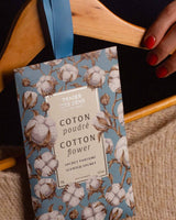 Panier des Sens Duftbeutel Coton Poudré mit Baumwollblüten-Design am Kleiderbügel, frischer pudriger Duft für Kleiderschrank.