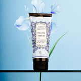 duschgel mit duft irisblütenblätter vor einer gemalten irisblüte von dem hersteller panier des sens