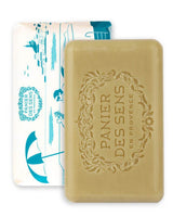 Panier des Sens feste Olivenölseife ausgepackt, Verpackung im Hintergrund sichtbar