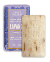 Panier des Sens Pflanzenseife Lavendel mit Lavendelblüten und dekorativer violetter Verpackung, 150 g