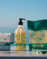 Panier des Sens 25 Jahre Jubiläums-Edition Olivenölseifen vor Meereskulisse