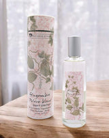 Provence et Nature Eau de Toilette Ingwer und weißer Pfeffer mit passender Verpackung auf Holztisch