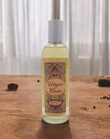 Provence et Nature Raumduftspray Vetiver Rum dekorativ auf einem Holztisch
