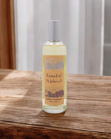 Provence et Nature Raumspray Patchouli auf Holztisch