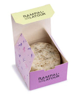 Rampal Latour Seife mit Lavendelblüten in geöffneter Verpackung