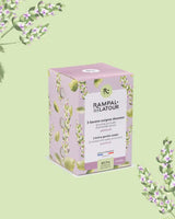 Rampal Latour Seifen-Set Patchouli in dekorativer Verpackung vor floralem Hintergrund