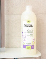 Rampal Latour Shampoo und Duschgel mit ätherischem Lavendelöl und Olivenöl im Badezimmer