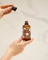 Hand zeigt die Pipette des Wäschedufts Baumwolle von Collines in der Glasflasche