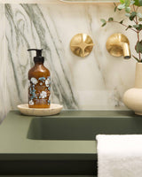 handcreme von collines duftrichtung baumwolle in badezimmer auf einer schale gestellt 